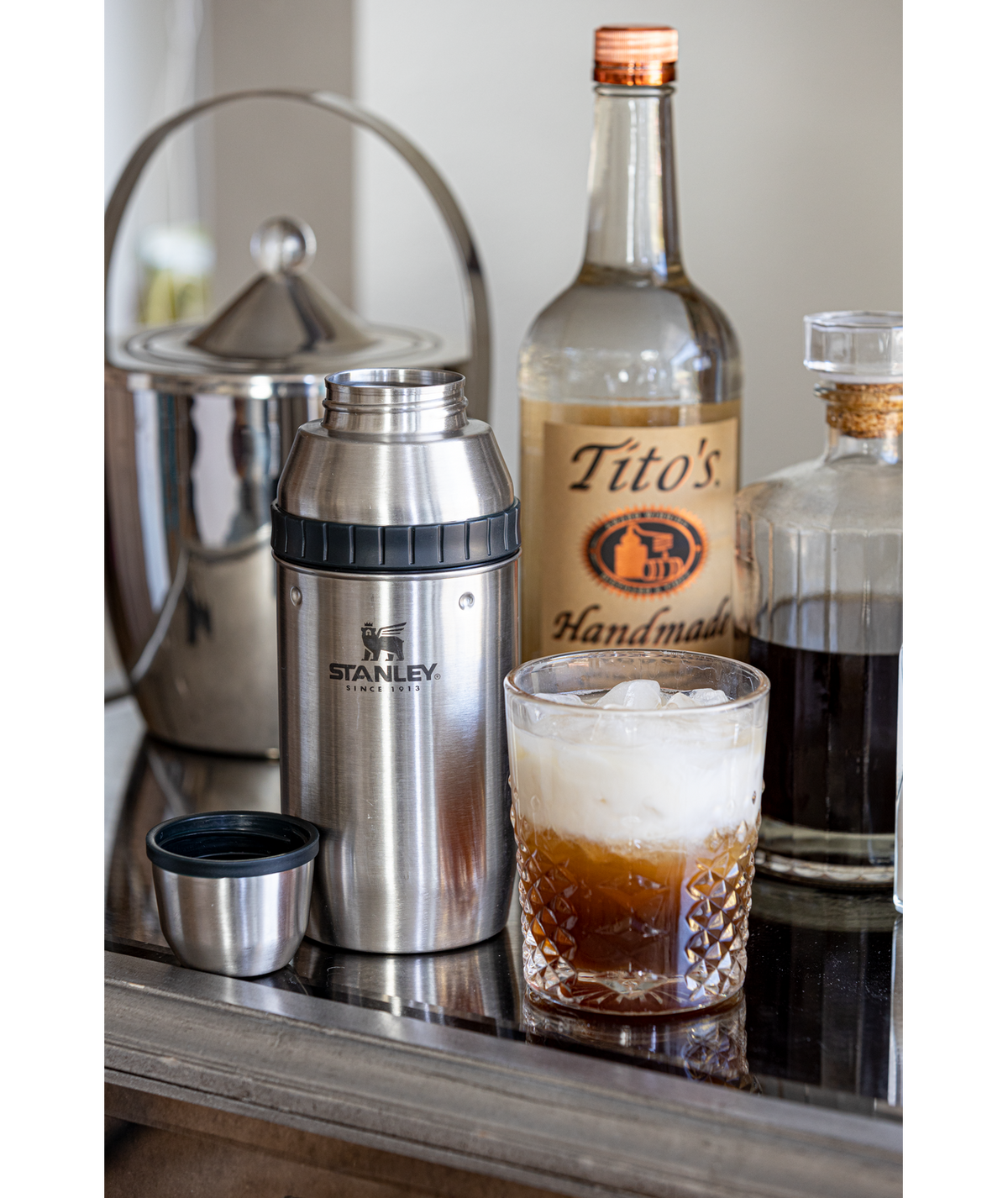 Adventure Happy Hour Cocktail Shaker Set F0